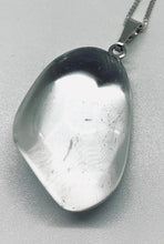 Charger l&#39;image dans la galerie, Collier pendentif Cristal de roche pierre roulée