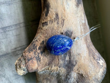 Charger l&#39;image dans la galerie, Collier pendentif Lapis Lazuli pierre roulée
